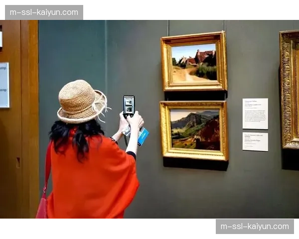 艺术展“Women of the W”在洛杉矶开幕，展示球员肖像与球场摄影作品